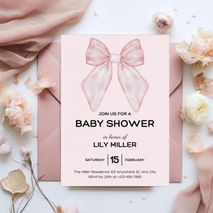 Op de afbeelding: Een roze babyborrel uitnodiging met een aquarel strik. De tekst luidt: "Doe met ons mee voor een babyborrel ter ere van Lily Miller" met evenementdetails. De datum is zaterdag 15 februari.