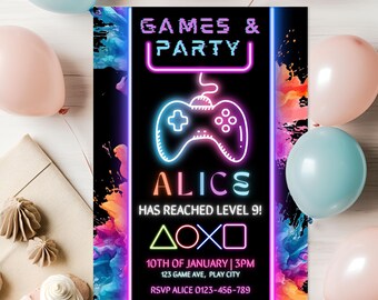 以下が含まれることがあります： ゲームをテーマにしたパーティー用の、ネオン風のテキストとグラフィックが施された黒い招待状。ゲームコントローラーのグラフィック、「ALICE」という名前、パーティーの詳細が記載されています。パステルカラーの風船がカードを囲んでいます。