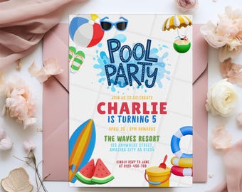 Puede incluir: Invitación a una fiesta en la piscina con fondo blanco, con un diseño de salpicaduras azul y turquesa con las palabras "Pool Party". La invitación incluye ilustraciones de un balón de playa, gafas de sol y una tabla de surf. El texto dice "Charlie cumple 5 años".