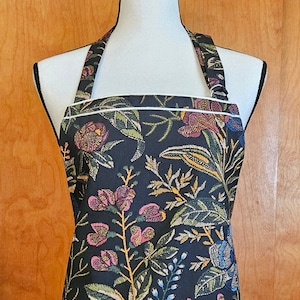 Floral Embroidered Look Chef Apron with Pockets, Gift for Her, Artist Crafter, Baker Cook