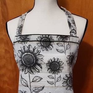 Black Sunflower Apron with Pockets, Artist Crafter, Womans  Kitchen Apron, Baking Cooking