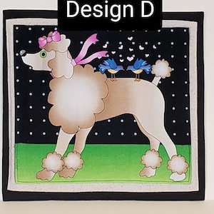 Puede incluir: Un caniche blanco con un lazo rosa en la cabeza está de pie en un campo verde con un fondo negro. Dos pájaros azules con picos amarillos están posados en la espalda del caniche. El fondo es negro con lunares blancos y corazones blancos.