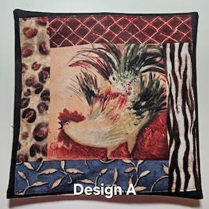 Op de afbeelding: Vierkant stoffen item met een haan illustratie, met een zwarte rand. Het ontwerp bevat luipaardprint, een ruitpatroon en een blauwe bloemenprint. De tekst "Design A" is zichtbaar.