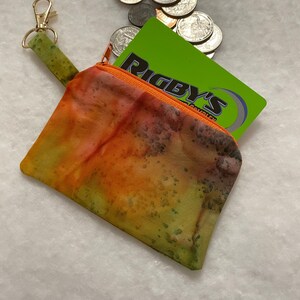 Porta-moedas feito à mão em tecido Batik mosqueado verde e laranja com zíper. Porta-cartões/carteira com fecho lagosta.