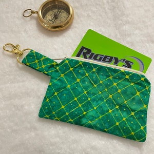 Monedero con cremallera de tela Batik verde brillante y naranja hecho a mano. Tarjetero/Cartera con cierre de mosquetón.