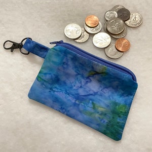 Porta-moedas feito à mão em tecido Batik mosqueado azul e verde com zíper. Porta-cartões/carteira com fecho lagosta.