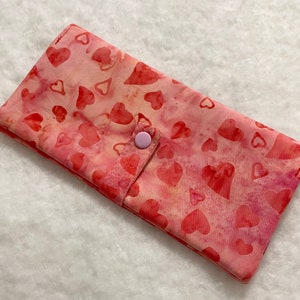 Handgemaakt roze harten batik chequeboekje, creditcard en portemonneeomslag