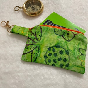 Monedero con cremallera de tela Batik de cactus verde brillante hecho a mano. Tarjetero/Cartera con cierre de mosquetón.