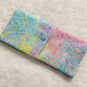 Handgemaakte blauwe, roze en paarse wervelingen batik chequeboek-, creditcard- en portemonneeomslag