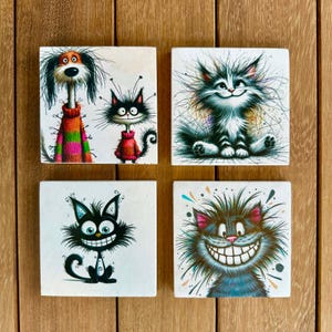 以下が含まれることがあります： 漫画の動物イラストが描かれた、正方形のセラミックコースター4枚セット。犬1匹と、表情豊かな顔とカラフルなアクセントが特徴の猫3匹のデザイン。各コースターは約10cm四方です。