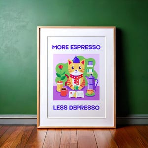 Könnte beinhalten: Ein gerahmter Druck mit einer Comic-Katze, die einen lila Hut und einen Schal trägt und an einem Tisch mit einer Tasse Kaffee und einem Buch sitzt. Der Text auf dem Druck lautet "More Espresso Less Depresso".