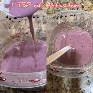 Könnte beinhalten: Zwei transparente Plastikbehälter gefüllt mit einer lila, glitzerbesetzten Substanz. Ein Behälter zeigt, wie die Substanz von einem weißen Löffel gegossen wird, mit dem Text "1 TSP of Activator" darüber. Der andere Behälter hat einen Holzstab darin.