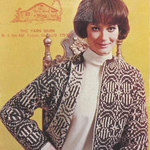 Puede incluir: Una mujer lleva un cárdigan con estampado en blanco y negro con una camisa blanca de cuello alto. Está sentada en una silla de madera con un fondo amarillo. El texto "THE YARN BARN" es visible en la esquina superior izquierda de la imagen.
