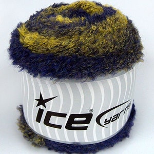 Può includere: Un gomitolo di lana blu e gialla con un'etichetta bianca che dice "Ice yarn" con una stella.