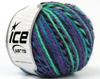 Könnte beinhalten: Eine Garnrolle in einem mehrfarbigen Streifenmuster in Schwarz, Türkis, Lila und Grün. Das Garn ist um ein weißes Etikett mit dem Text "Ice Yarns" und einem Sternlogo gewickelt.