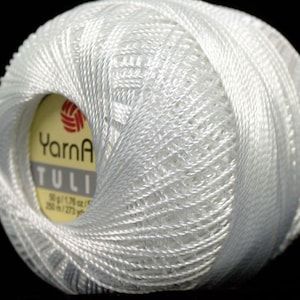 Puede incluir: Una madeja de hilo blanco con una etiqueta que dice "YarnArt Tuli 50g/1.75 oz 200 m/220 yds"