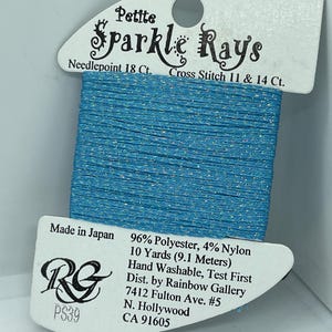 Rainbow Gallery Petite Sparkle Rays PS39 Ruban échinacée (bleu) métallisé néon 1,5 mm - brille dans la lumière - Fabriqué au Japon