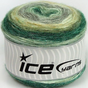 Può includere: Un gomitolo di lana verde, grigio e giallo con un'etichetta bianca che dice "ICE yarns" con una stella.