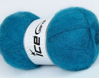 Könnte beinhalten: Eine Kugel türkisfarbenes Garn mit einem weißen Etikett mit der Aufschrift "ice yarns". Das Garn hat eine weiche, flauschige Textur, ideal für Strick- oder Häkelprojekte. Das Garn hat einen lebendigen Türkiston.