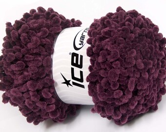 Könnte beinhalten: Eine Kugel Pflaumenfarbenes Garn mit einer strukturierten, geschlungenen Oberfläche. Das Garn ist um ein weißes Etikett mit dem Markennamen "ice yarns" und einem Sternlogo gewickelt. Ideal für Strick- und Häkelprojekte.