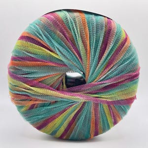 Könnte beinhalten: Ein farbenfroher Garnball mit netzartiger Textur. Das Garn weist eine lebendige Mischung aus Farben auf, darunter Türkis, Orange, Gelb, Rosa und Lila. Das Garn ist eng gewickelt und bildet eine kreisförmige Form. Ideal für Strick- und Häkelprojekte.
