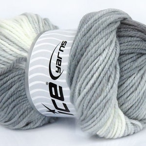 Könnte beinhalten: Ein Knäuel grauer und weißer Wolle mit einem weißen Etikett, auf dem "Ice Yarns" steht.