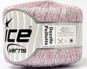 Può includere: Gomito di filato rosa con fili metallici argentati e paillettes. L'etichetta recita "Dazzle Paillette" e "Ice Yarns". Il filato è da 25 grammi e lungo 200 metri. L'etichetta indica anche 2 mm e US 0.