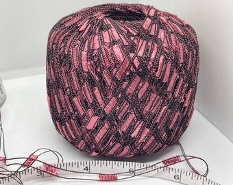 Hilo de escalera rosa claro sobre negro n.° 34023 Ice Trellis Railroad Ribbon, 50 gramos, 164 yardas