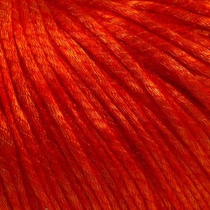 Puede incluir: Primer plano de hilo naranja vibrante, que muestra la textura y los hilos individuales. El hilo parece suave y tiene un ligero brillo, lo que sugiere un material de alta calidad. El color es un tono rico y c&aacute;lido, ideal para proyectos de tejido o ganchillo.