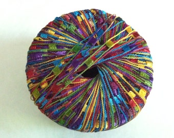 Hilo de cinta de escalera enrejada KFI Knitting Fever Dazzle n.° 111, amarillo, morado, rojo, azul y verde, 25 gramos, 82 yardas