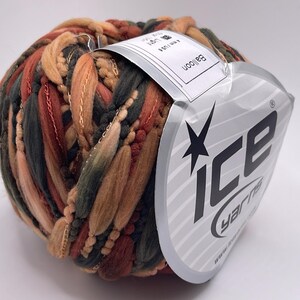 Peut inclure: Pelote de laine aux tons marron, orange, vert et beige. La laine a un aspect texturé avec une étiquette indiquant "ICE Yarns" et "Balloon". La laine convient aux projets de tricot et de crochet.