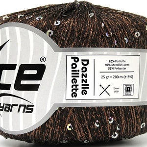 Op de afbeelding: Een bol bruin garen met zilveren pailletten, gelabeld "Dazzlle Paillette" met het Ice Yarns logo. Het garen is 20% Paillette, 40% Metallic Lurex en 35% Polyester. Het weegt 25 gram en is 200 meter lang.