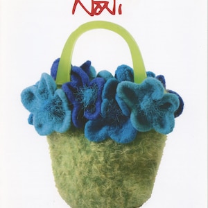Puede incluir: Una bolsa de fieltro verde con un asa verde y flores de fieltro azul. La bolsa se titula "The Garden Party Bag In Two Styles" por Nora J. Bellows.