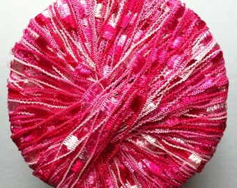 Hilo KFI Knitting Fever Dazzle #115 Rosas y Blanco con Diseño de Escalera y Cinta - 25 gramos 82 yardas