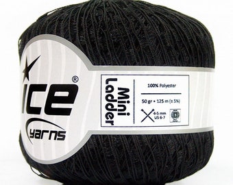 Op de afbeelding: Een zwarte bol garen met het label "Ice Yarns Mini Ladder" met een wit label waarop staat "100% Polyester, 50 gr - 125 m (±5%), 4-5 mm US 6-7".