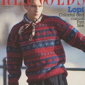 Puede incluir: Un hombre lleva un suéter rojo, azul y blanco con un patrón y una bufanda. El suéter tiene un diseño de Fair Isle. El texto "Lopi Colorful and casual Fair Isle." está impreso en la imagen.