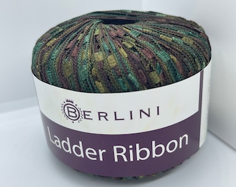 Hilo Berlini Ladder Ribbon #106 Evergreen 50gr 142yds - Verdes, Marrón. Fibra para joyería, collares, bufandas y chales. Hecho en Italia.