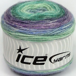 Può includere: Un gomitolo di filato Ice Yarns nei toni del viola, blu e verde. Il filato è avvolto in forma cilindrica, con un'etichetta con il nome e il logo del marchio. Il filato appare morbido e adatto a progetti di maglia o uncinetto.