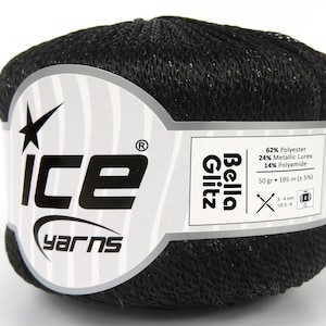 Puede incluir: Una madeja de hilo negro con brillo plateado, etiquetada como "Bella Glitz" e "Ice Yarns". La etiqueta también incluye la composición del hilo: 62% Poliéster, 24% Lurex metálico, 14% Poliamida. El hilo pesa 50 gramos y tiene 195 metros de largo.
