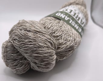 Può includere: Un gomitolo di filo di colore marrone chiaro con il testo "ENSILAND COLLECTION FARREGS" sull'etichetta.