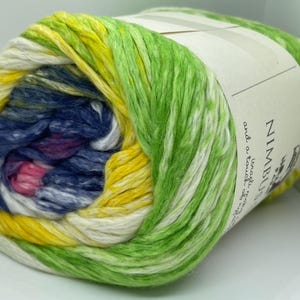 Puede incluir: Ovillo de lana multicolor en tonos verdes, amarillos, blancos y azules. La lana está bien enrollada y tiene una etiqueta con la palabra "NIMBUS" y otro texto. Adecuado para proyectos de tejido y ganchillo.