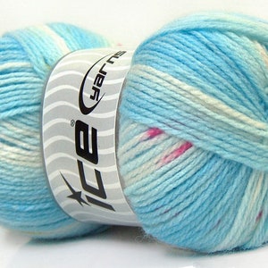 Puede incluir: Un ovillo de hilo azul, blanco y rosa con una etiqueta blanca que dice "Ice Yarns".