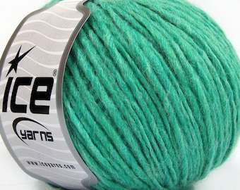 Könnte beinhalten: Ein Knäuel aus leuchtend grünem Garn, umwickelt mit einem Papieretikett, das den Text ICE YARNS und ein Sternlogo zeigt. Das Garn hat eine dicke, gedrehte Textur und eine kräftige Farbe. Das Etikett enthält die Website www.iceyarns.com.