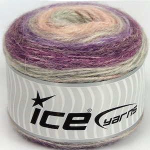 Può includere: Un gomitolo di filato in un motivo ombré multicolore di viola, rosa e grigio. Il filato è avvolto attorno a un'etichetta bianca con il testo "ICE yarns" in nero.