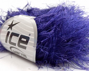 Op de afbeelding: Een bolletje paarse pluche garen met een zilveren label waarop "Ice Yarns" staat.