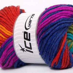 Op de afbeelding: Een bol multicolor garen met strepen in rood, oranje, geel, groen, blauw en paars. Het garen is geëtiketteerd met "Ice Yarns".