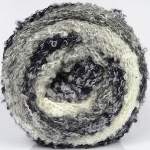 Pode incluir: Uma imagem em close-up de uma bola de lã com uma superfície texturizada e em laço. A lã é uma mistura de branco, cinza e azul marinho, criando um padrão de redemoinho. Esta lã é adequada para projetos de tricô e crochê.