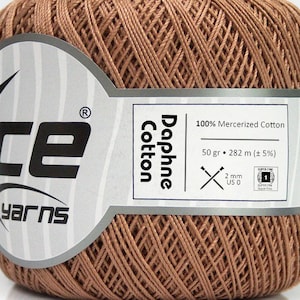 Może przedstawiać: Kłębek brązowej przędzy Daphne Cotton od Ice Yarns. Etykieta wskazuje 100% bawełny merceryzowanej, 50 gramów i 282 metry. Przędza jest wagi Super Fine, z rozmiarem igły 2 mm.