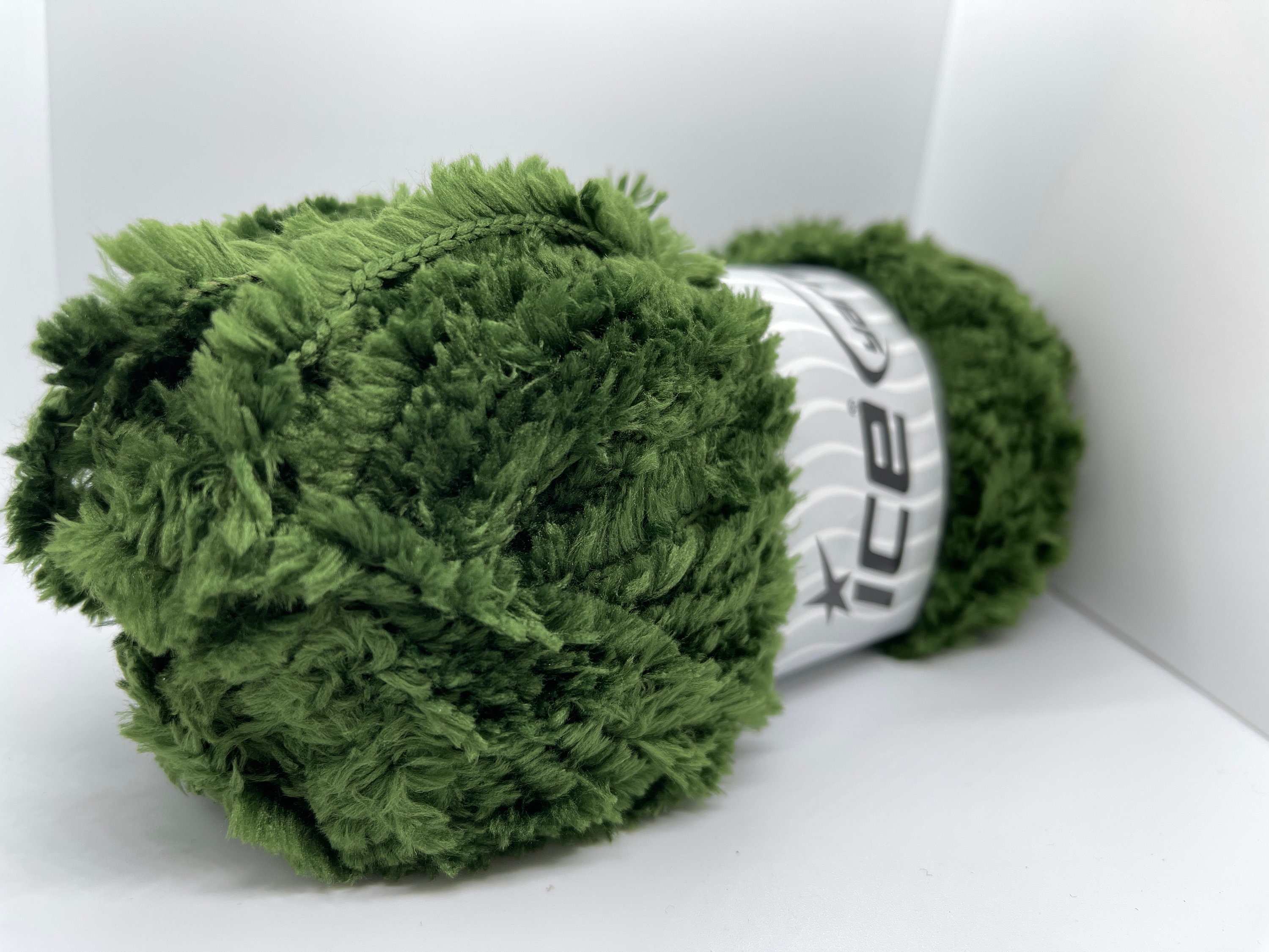 calm_wolf　FreshService WASHABLE WOOL Jungle Green Panda Fuzzy Plush Yarn 100 Gram, 87 Yards Ice
