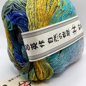 以下が含まれることがあります： 白い文字で「Welcome to our home」と書かれた素朴な木製の看板。 荒れた仕上がりとシンプルで魅力的なデザインで、玄関の装飾に最適です。